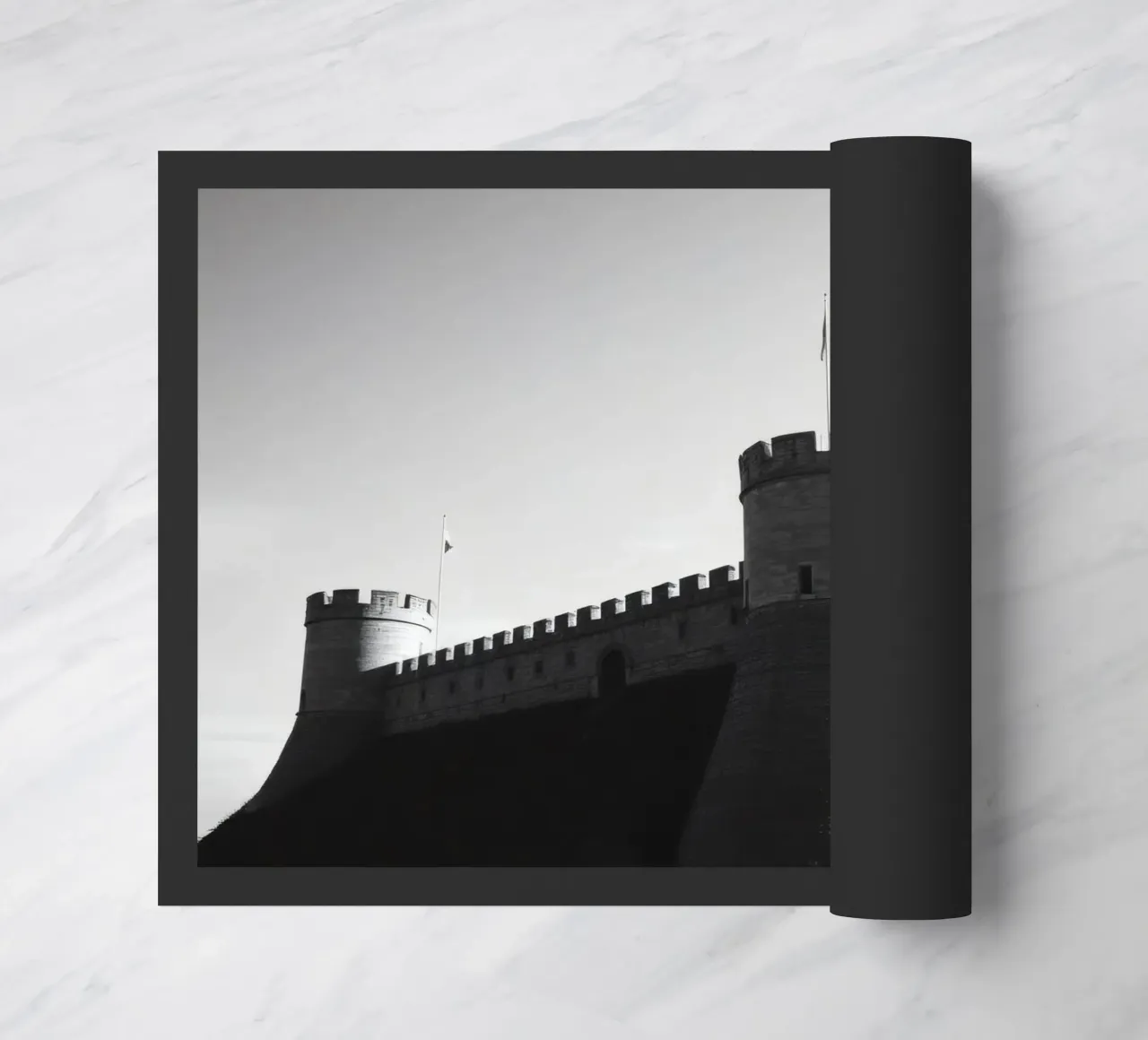Lo storico castello in pietra si erge sulla cima di una collina sotto un cielo limpido zerbino da DesignDoodle