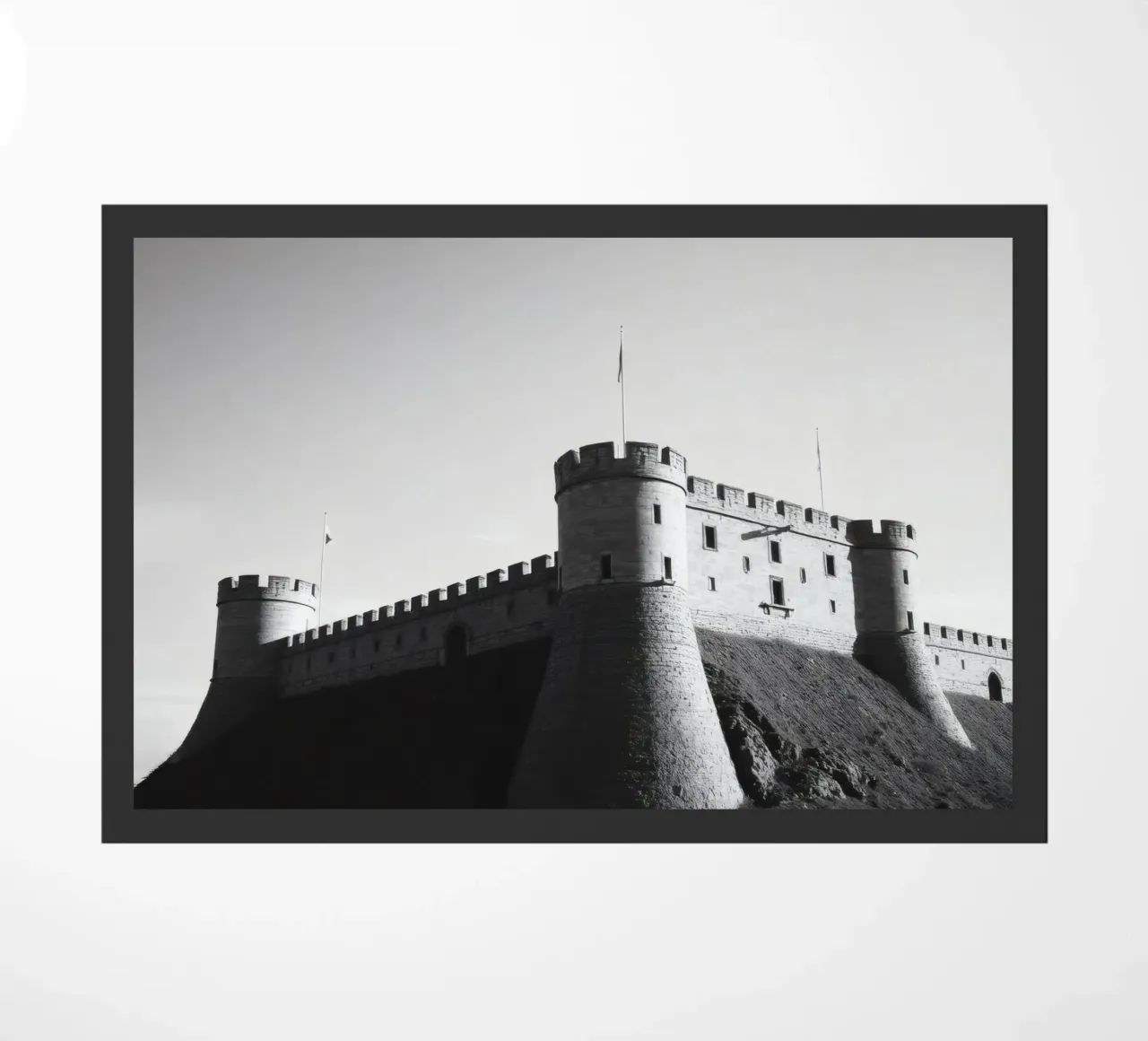 Lo storico castello in pietra si erge sulla cima di una collina sotto un cielo limpido zerbino da DesignDoodle