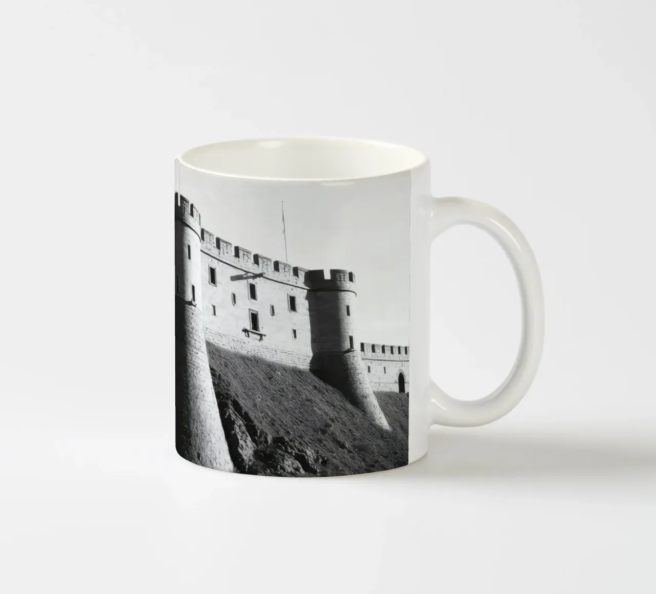 Lo storico castello in pietra si erge sulla cima di una collina sotto un cielo limpido tazza in ceramica da DesignDoodle