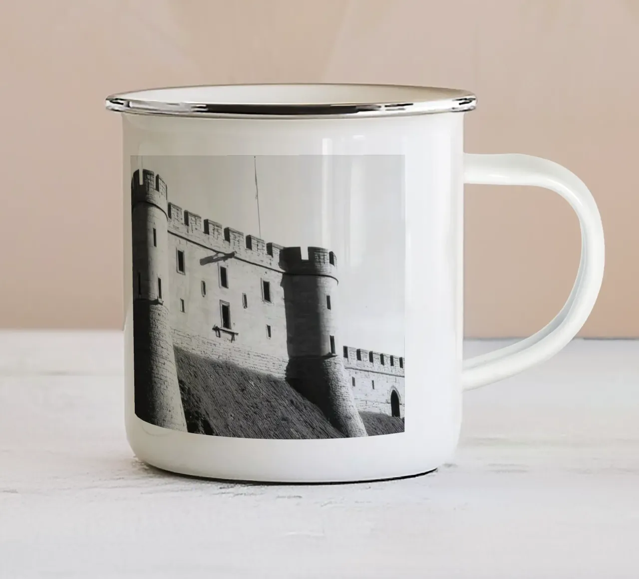 Lo storico castello in pietra si erge sulla cima di una collina sotto un cielo limpido tazza in smalto da DesignDoodle