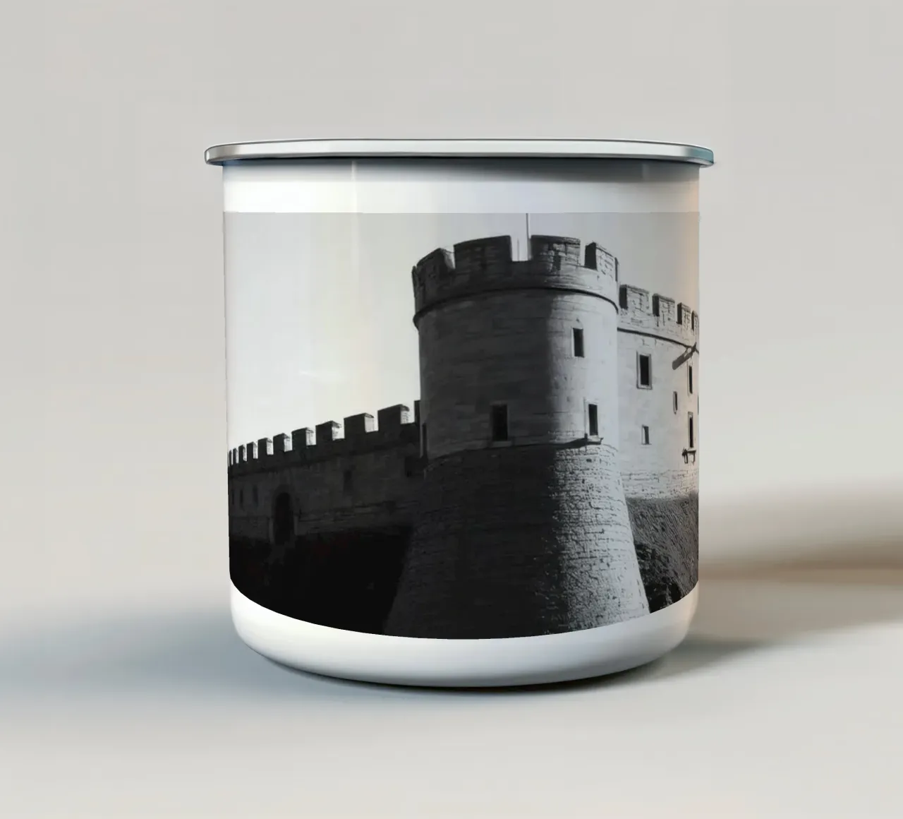 Lo storico castello in pietra si erge sulla cima di una collina sotto un cielo limpido tazza in smalto da DesignDoodle