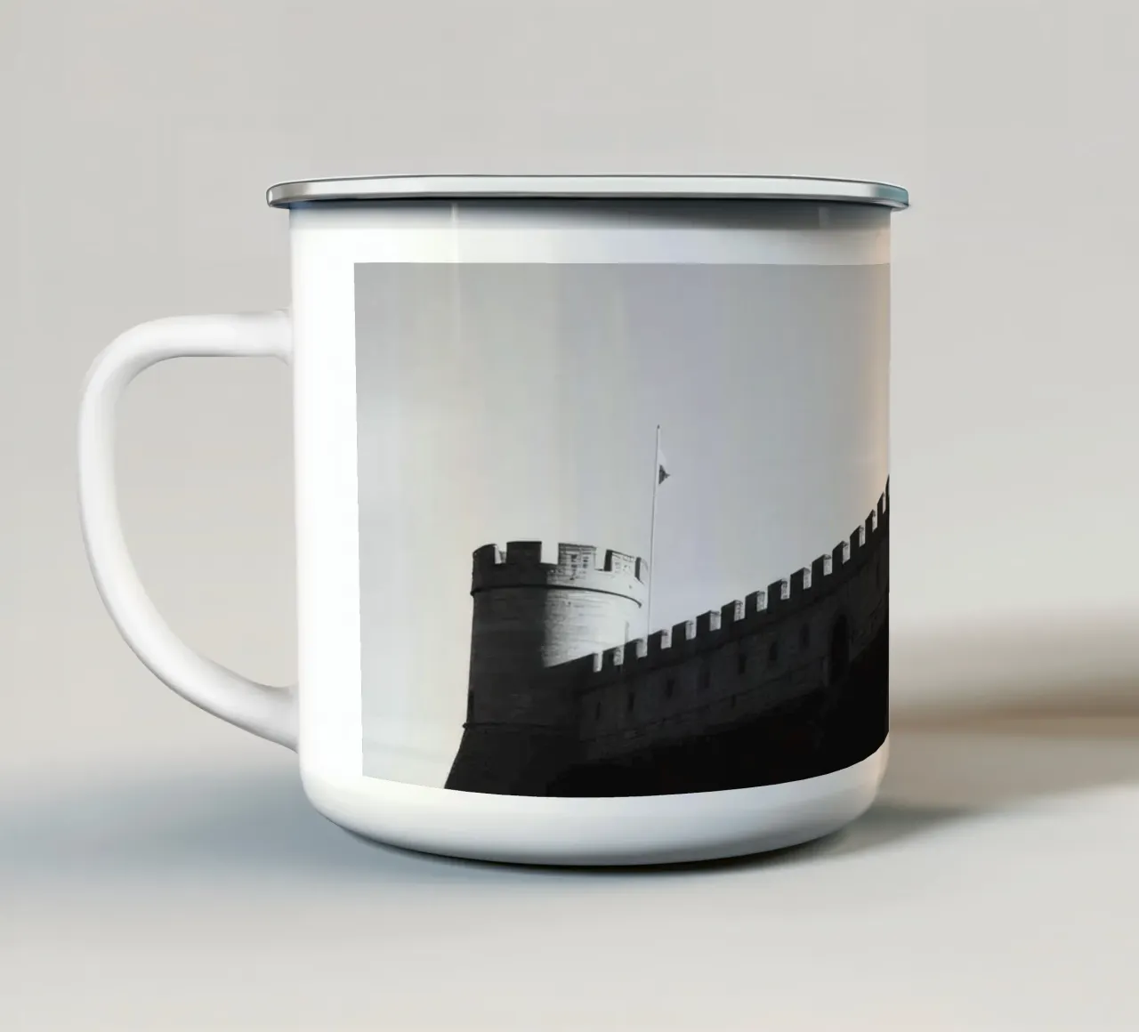 Lo storico castello in pietra si erge sulla cima di una collina sotto un cielo limpido tazza in smalto da DesignDoodle
