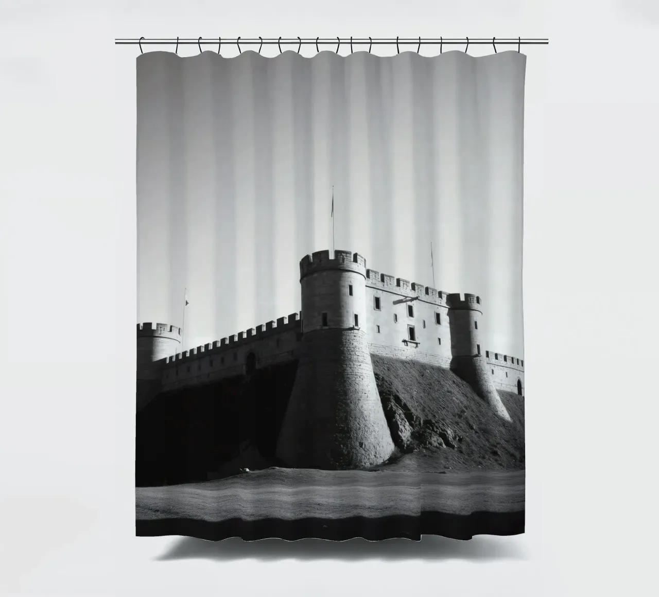 Lo storico castello in pietra si erge sulla cima di una collina sotto un cielo limpido tenda da doccia da DesignDoodle