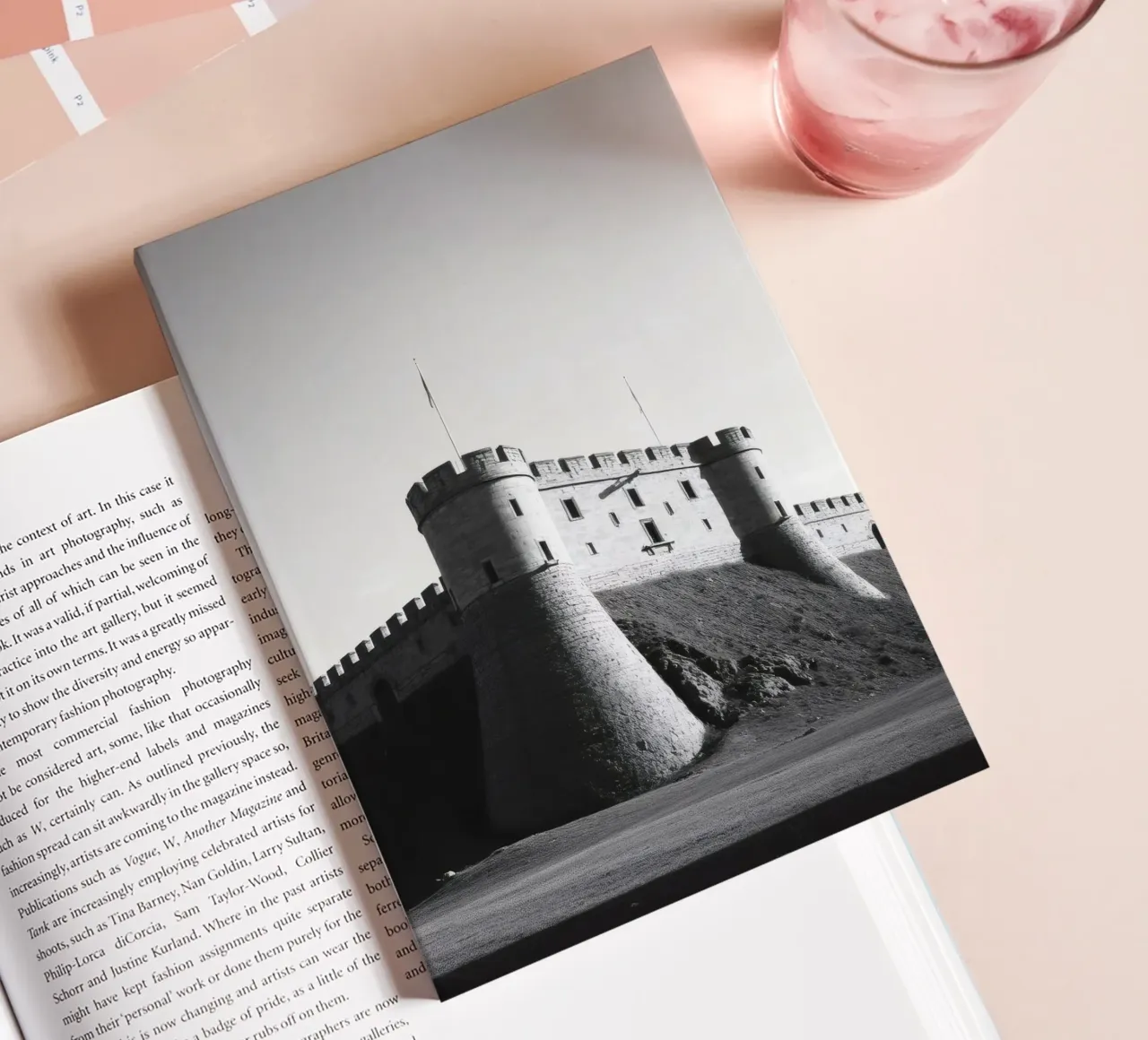 Lo storico castello in pietra si erge sulla cima di una collina sotto un cielo limpido diario da DesignDoodle