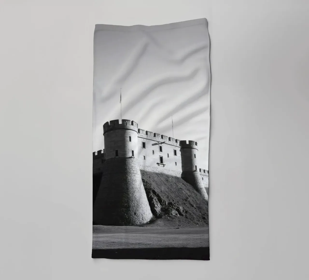Lo storico castello in pietra si erge sulla cima di una collina sotto un cielo limpido asciugamano da bagno da DesignDoodle