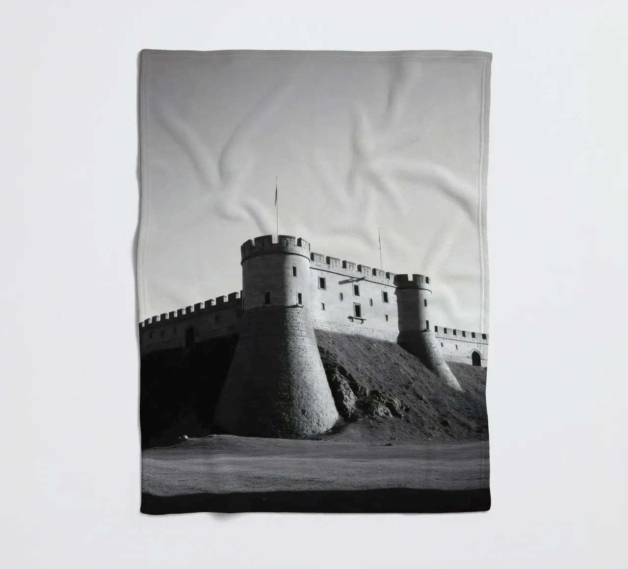 Lo storico castello in pietra si erge sulla cima di una collina sotto un cielo limpido coperta in pile da DesignDoodle