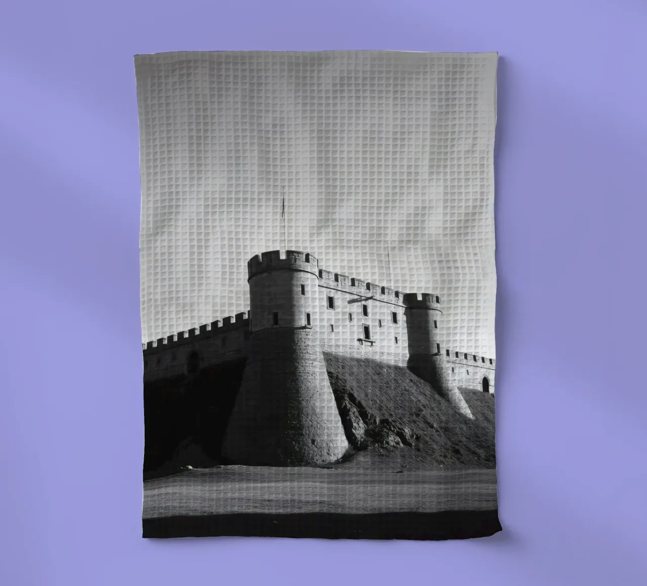 Lo storico castello in pietra si erge sulla cima di una collina sotto un cielo limpido canovaccio da cucina da DesignDoodle