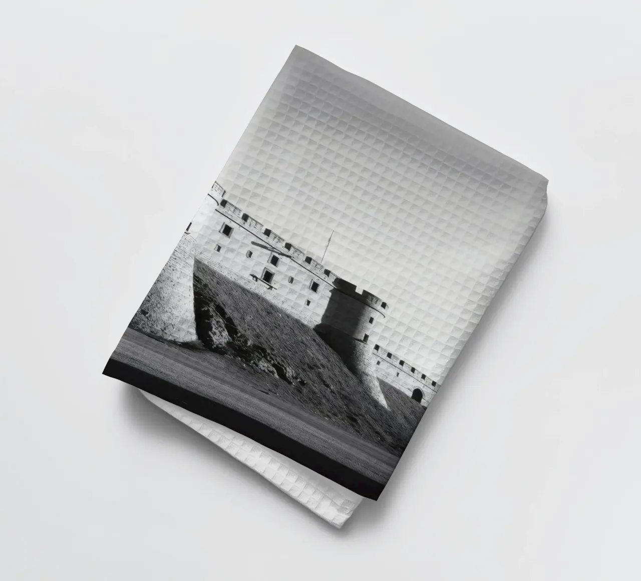 Lo storico castello in pietra si erge sulla cima di una collina sotto un cielo limpido canovaccio da cucina da DesignDoodle