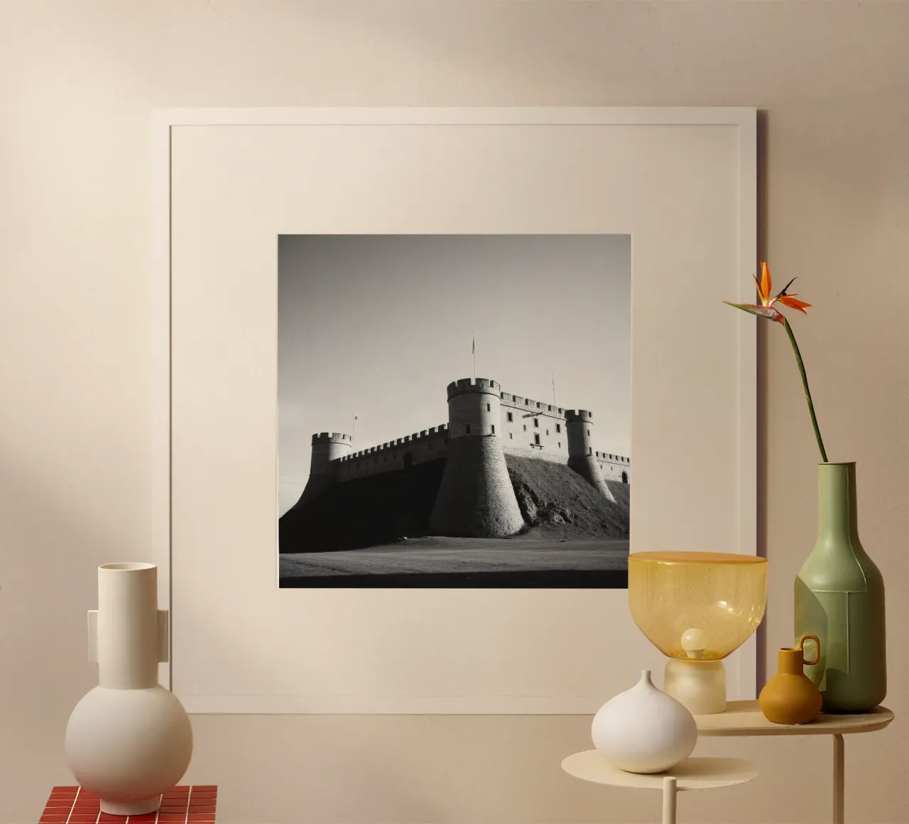Lo storico castello in pietra si erge sulla cima di una collina sotto un cielo limpido carta hahnemühle da DesignDoodle