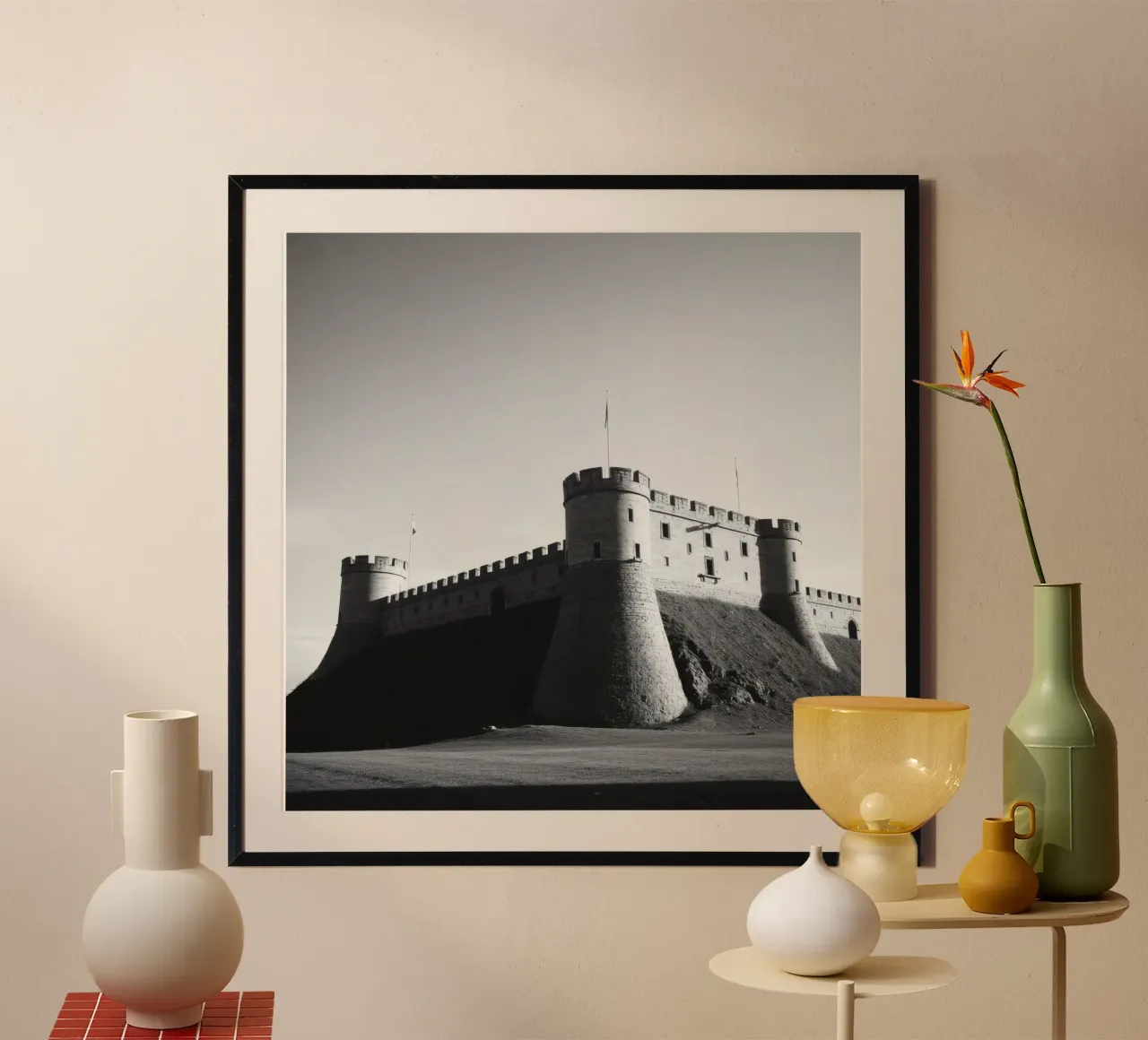 Lo storico castello in pietra si erge sulla cima di una collina sotto un cielo limpido carta hahnemühle da DesignDoodle