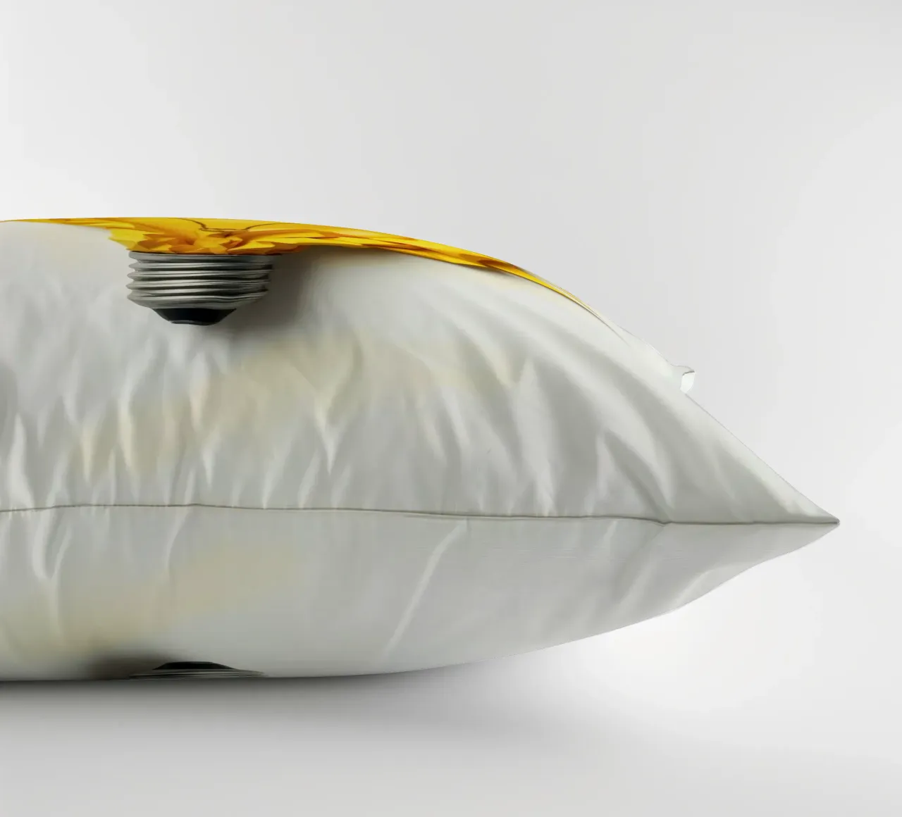 Design creativo di lampadine con carta gialla stropicciata cuscino da DesignDoodle