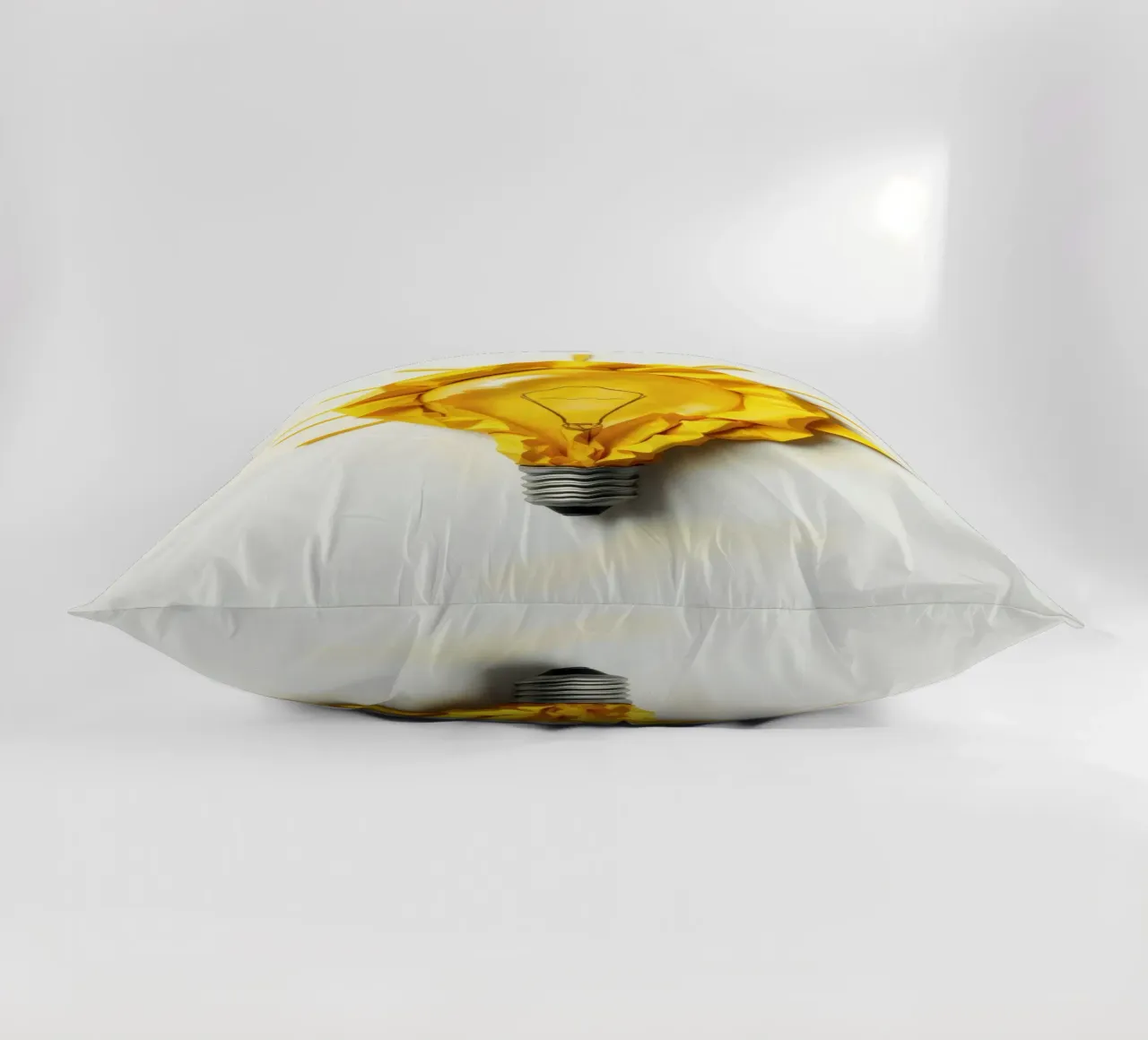 Design creativo di lampadine con carta gialla stropicciata cuscino da DesignDoodle
