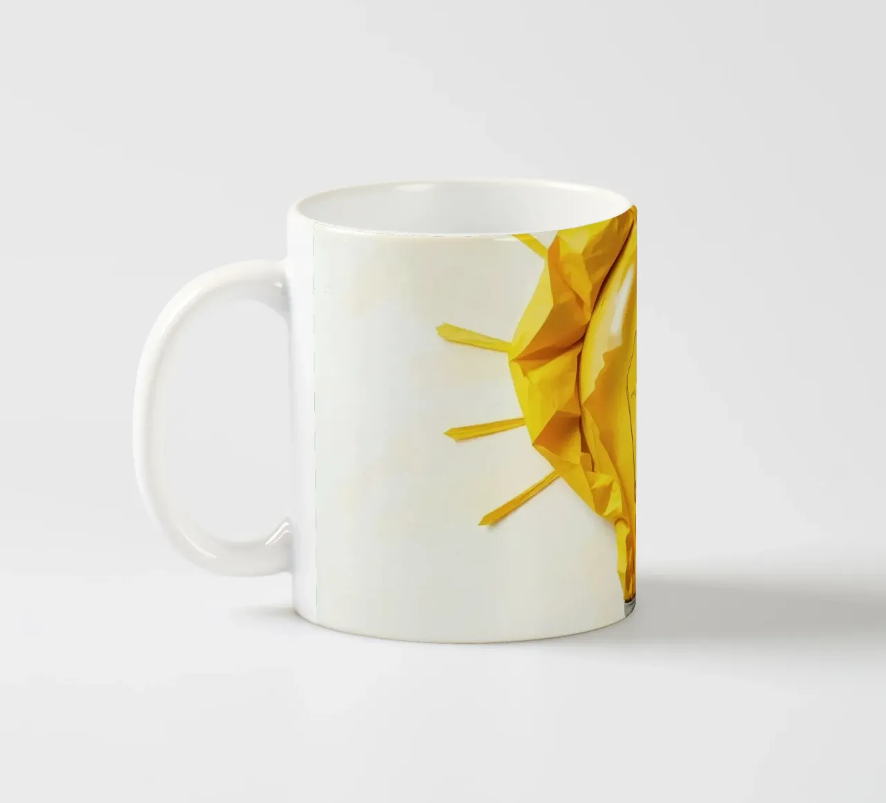 Design creativo di lampadine con carta gialla stropicciata tazza in ceramica da DesignDoodle