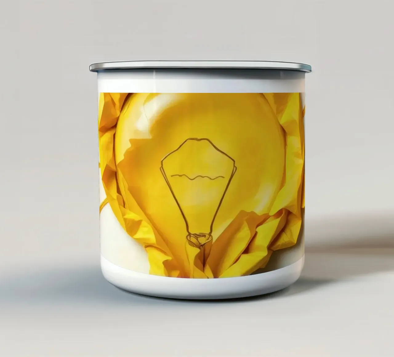 Design creativo di lampadine con carta gialla stropicciata tazza in smalto da DesignDoodle