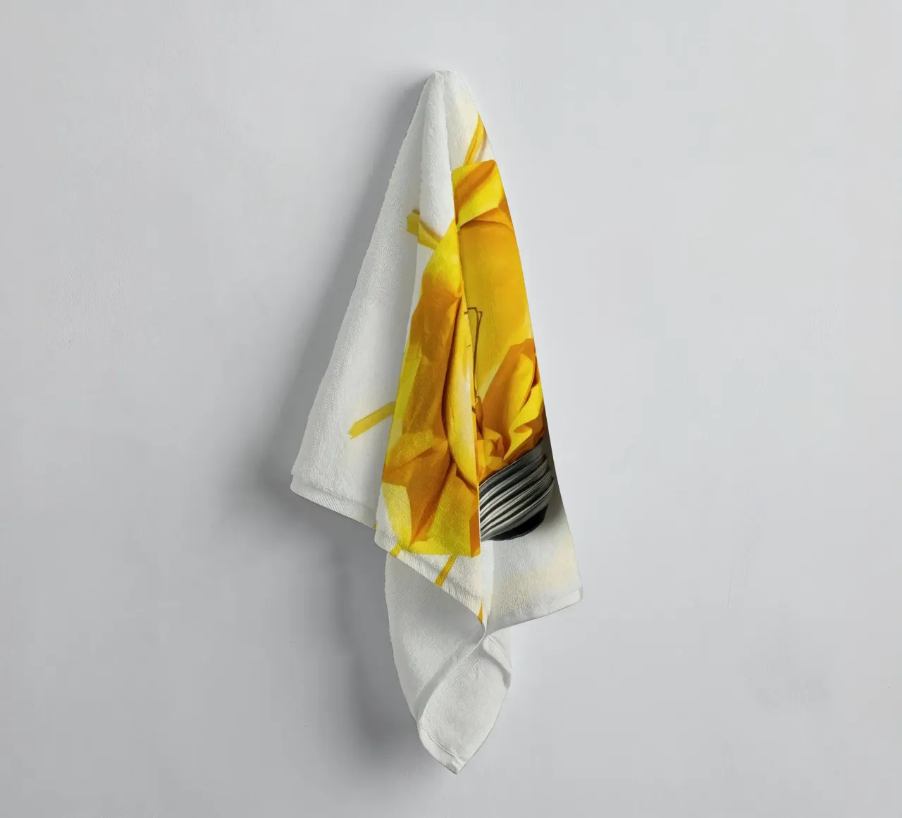 Design creativo di lampadine con carta gialla stropicciata asciugamano da bagno da DesignDoodle