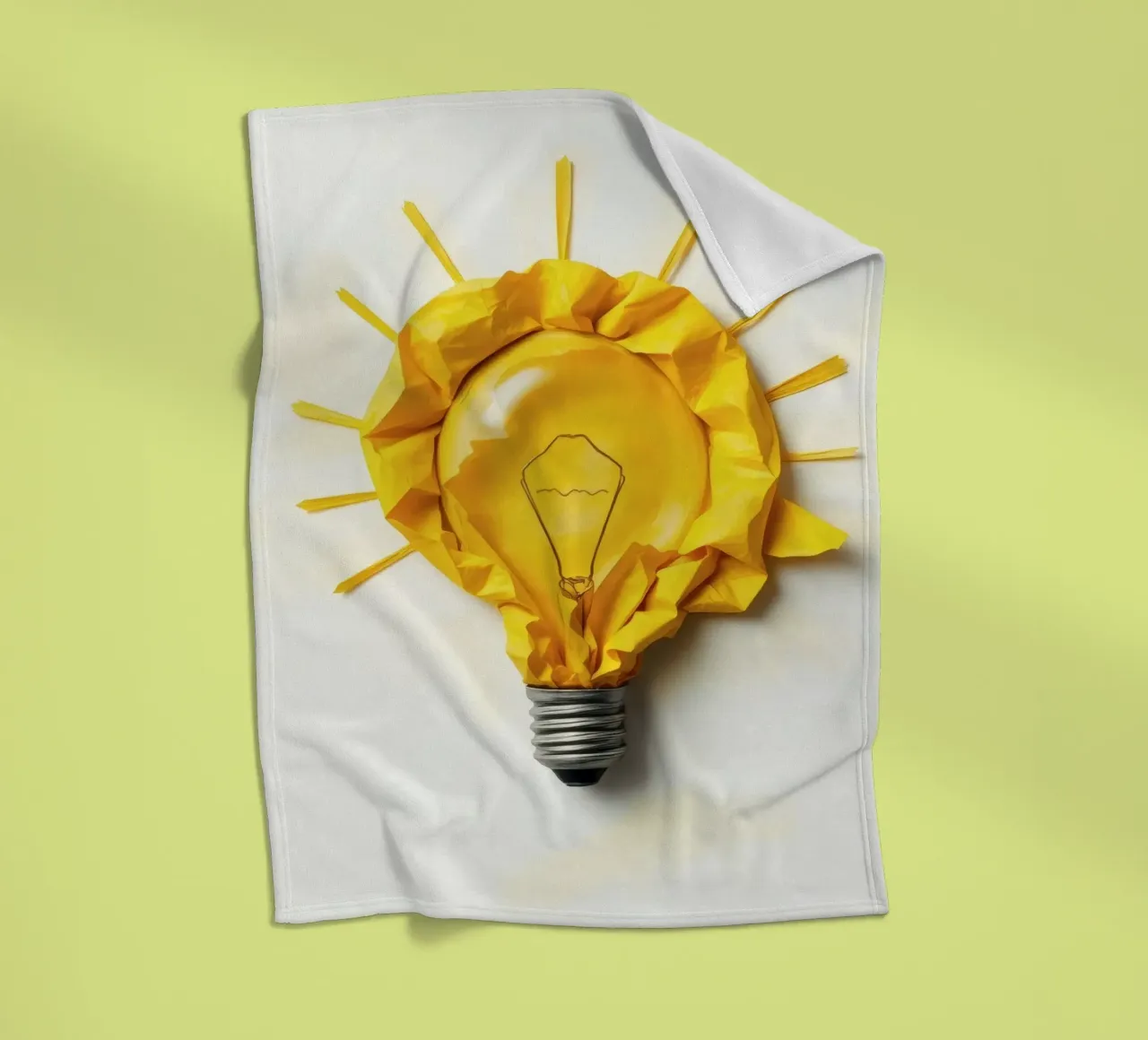 Design creativo di lampadine con carta gialla stropicciata coperta in pile da DesignDoodle