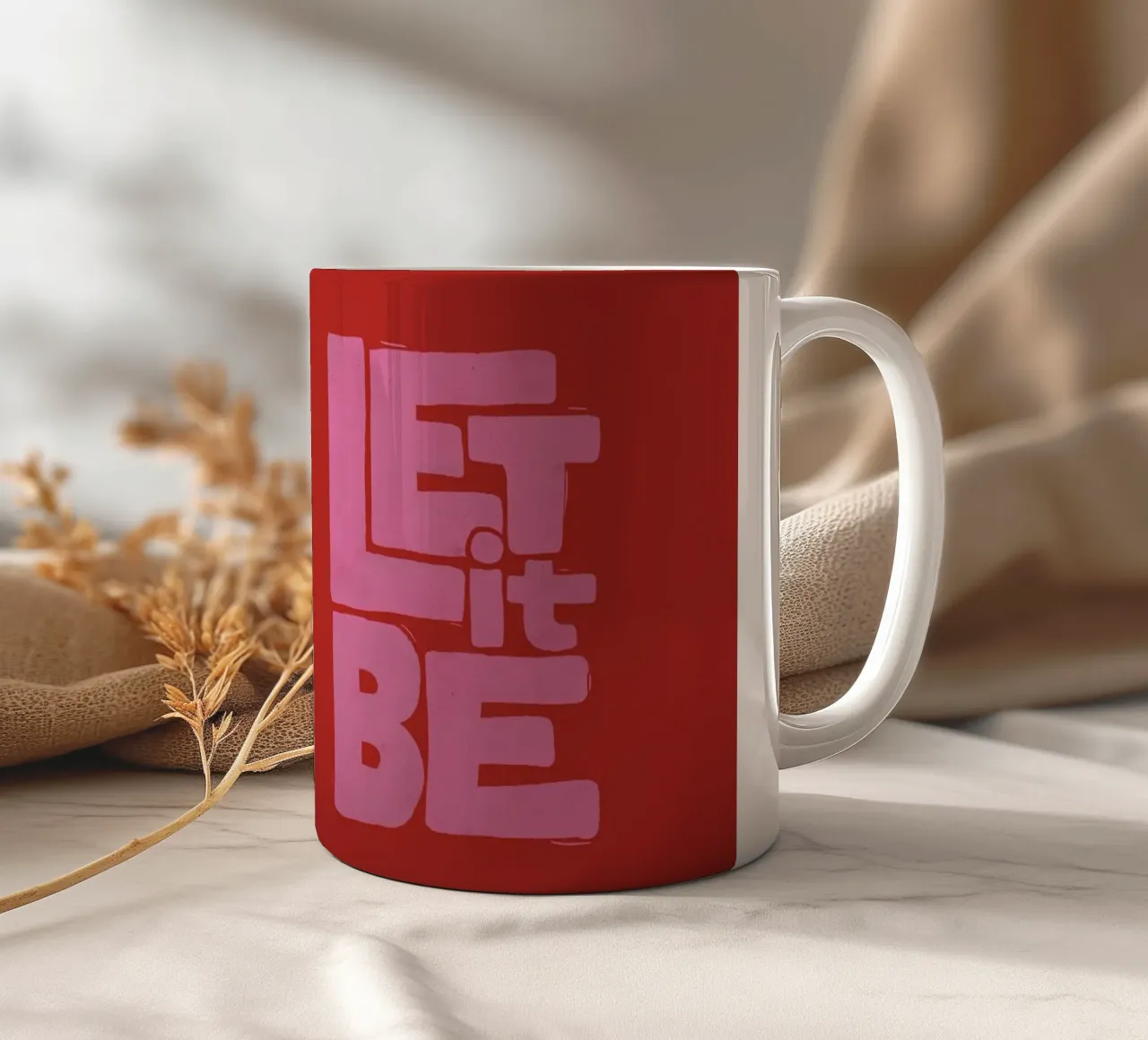 Let It Be - Poster tipografico retrò rosa e rosso tazza in ceramica da showmemars