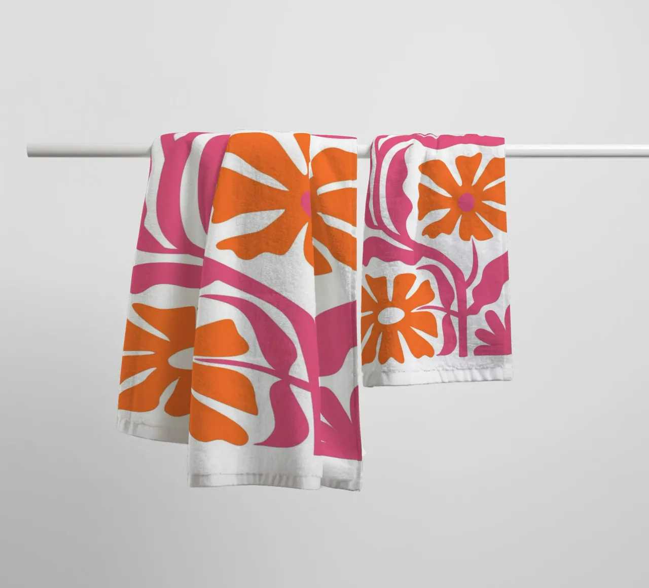 Groovy Blu Rosso Floreale Astratto Retro Pop Art asciugamano da bagno da NorwesClub