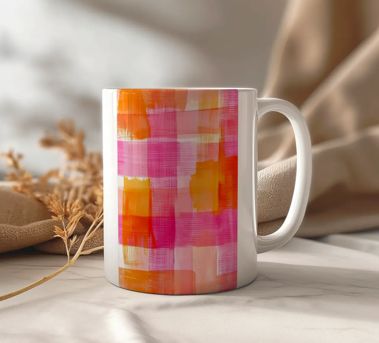 Stampa pop d'arte geometrica astratta a scacchi rosa-arancio tazza in ceramica da NorwesClub