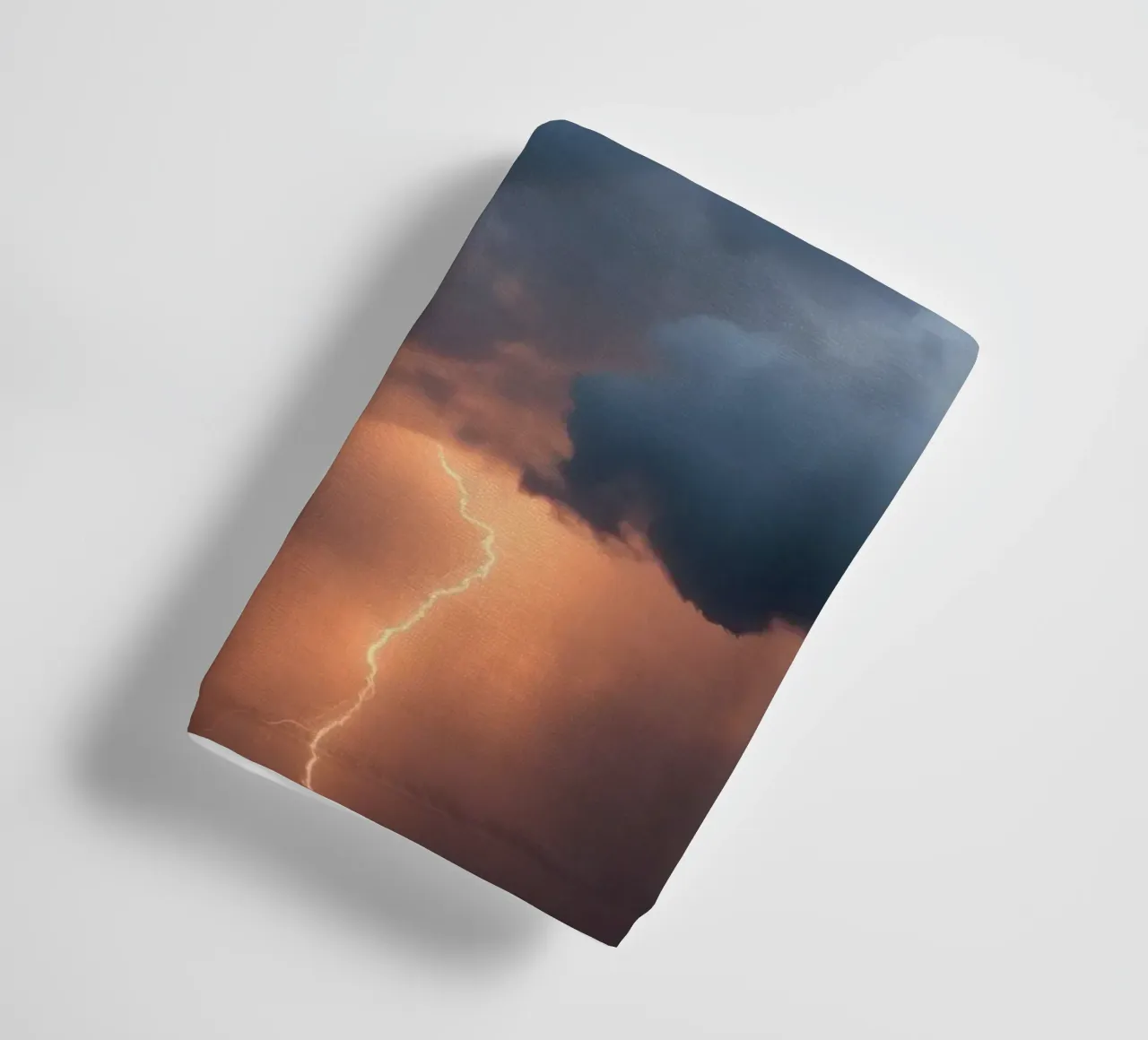 Dramatische Blitzeinschläge an einem stürmischen Abend über der Dunkelheit Handtuch von DesignDoodle