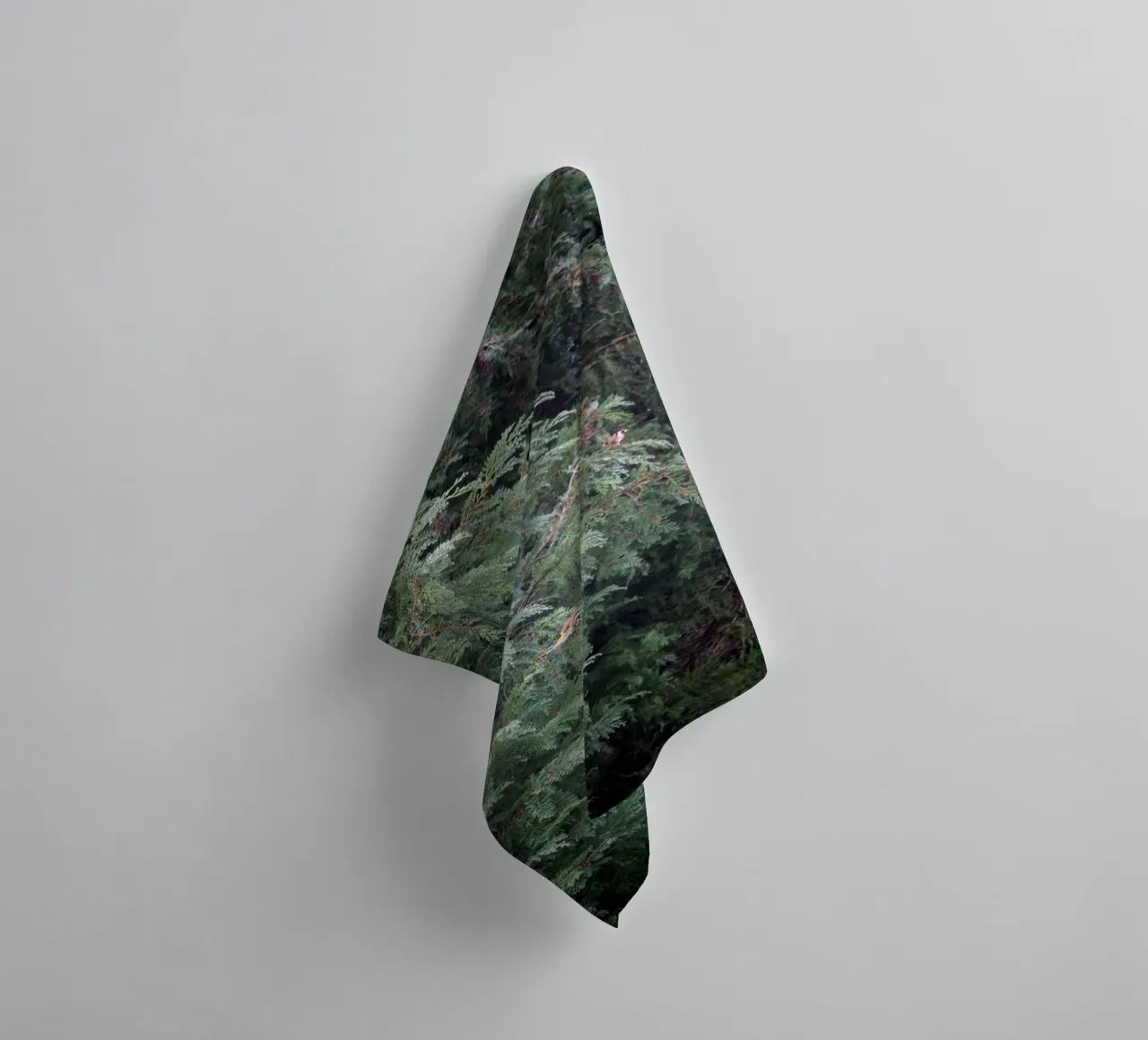 Cardellini su un albero di conifere asciugamano da bagno da Jack C Photography