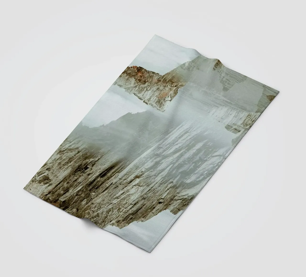 Rocks in Reflection coperta in pile da METROPOLIS