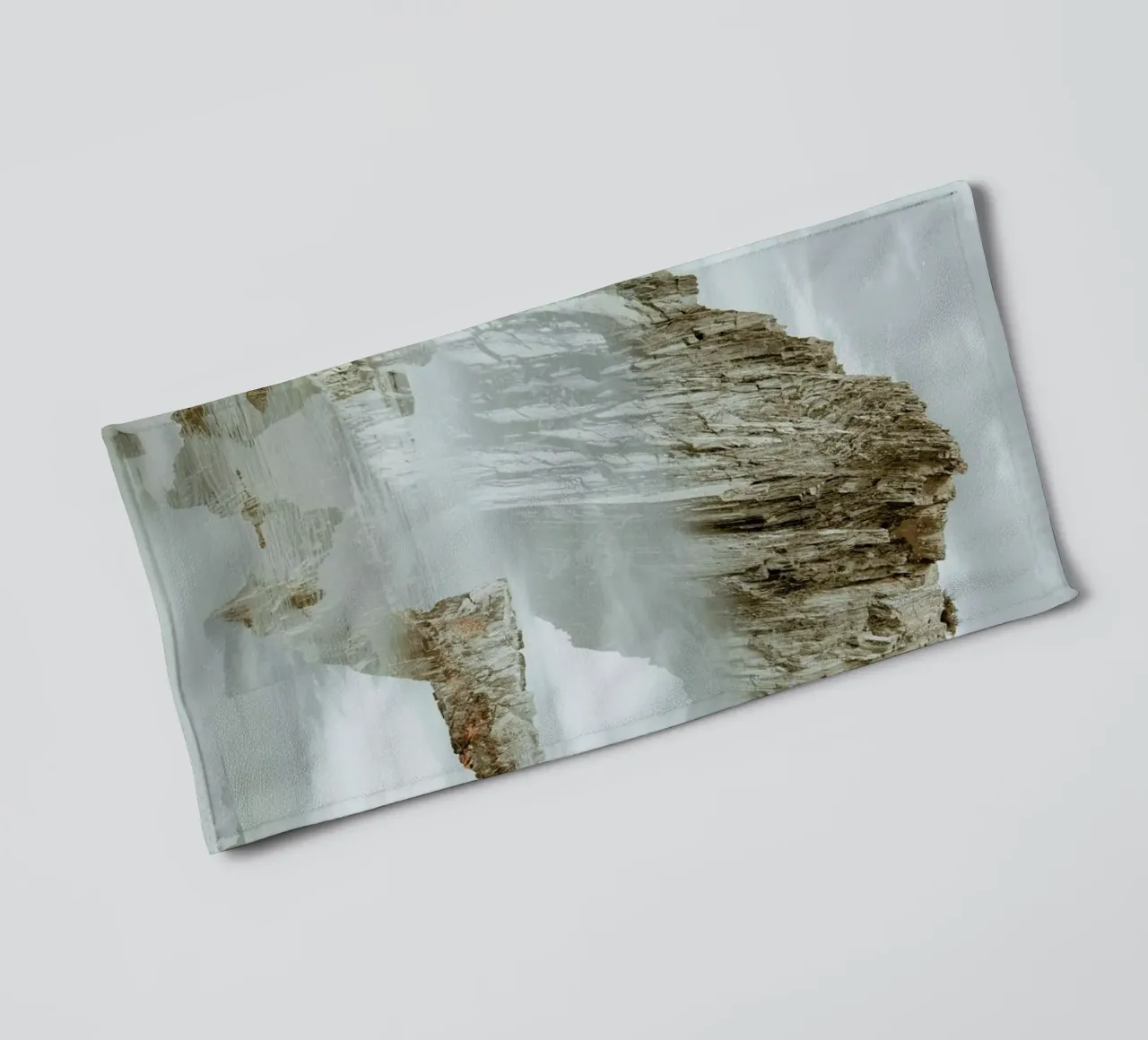 Rocks in Reflection asciugamano da bagno da METROPOLIS