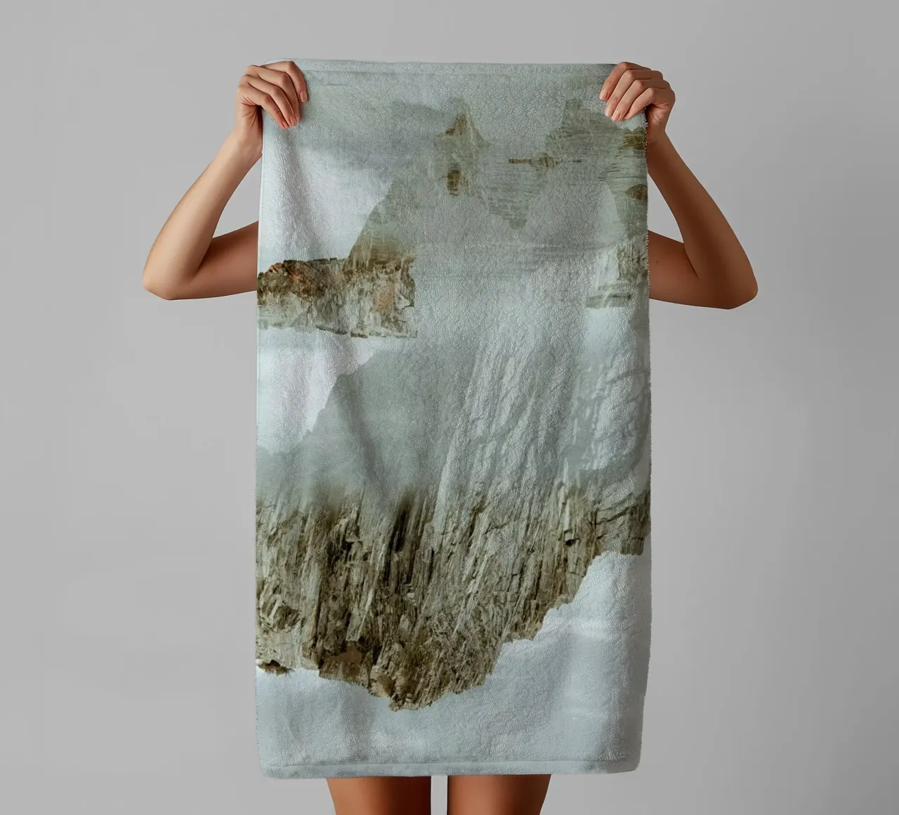 Rocks in Reflection asciugamano da bagno da METROPOLIS