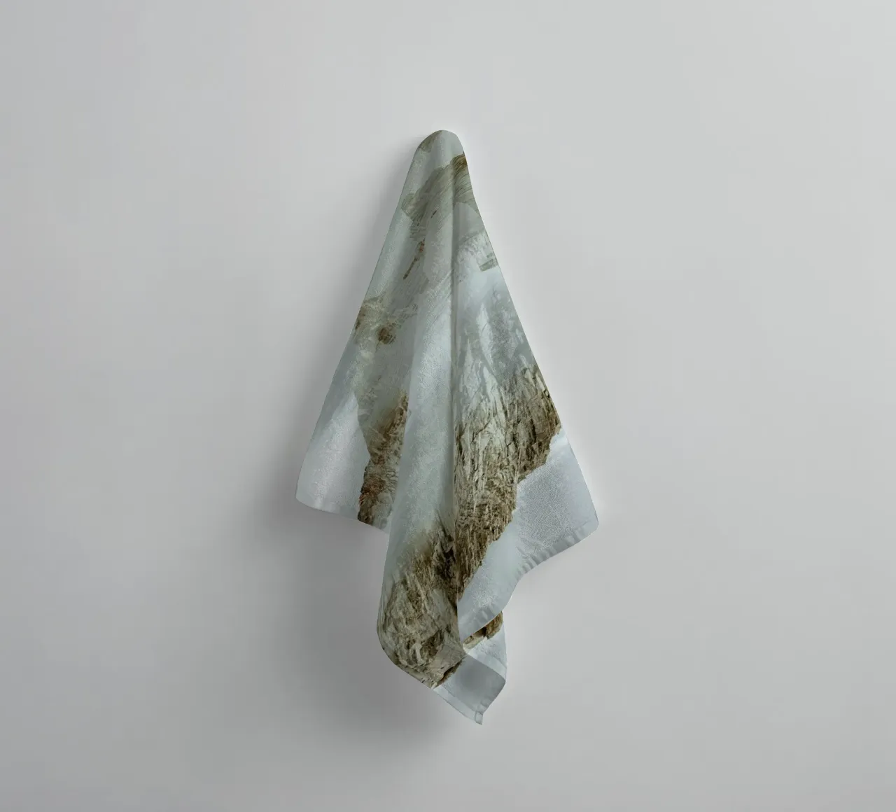 Rocks in Reflection asciugamano da bagno da METROPOLIS