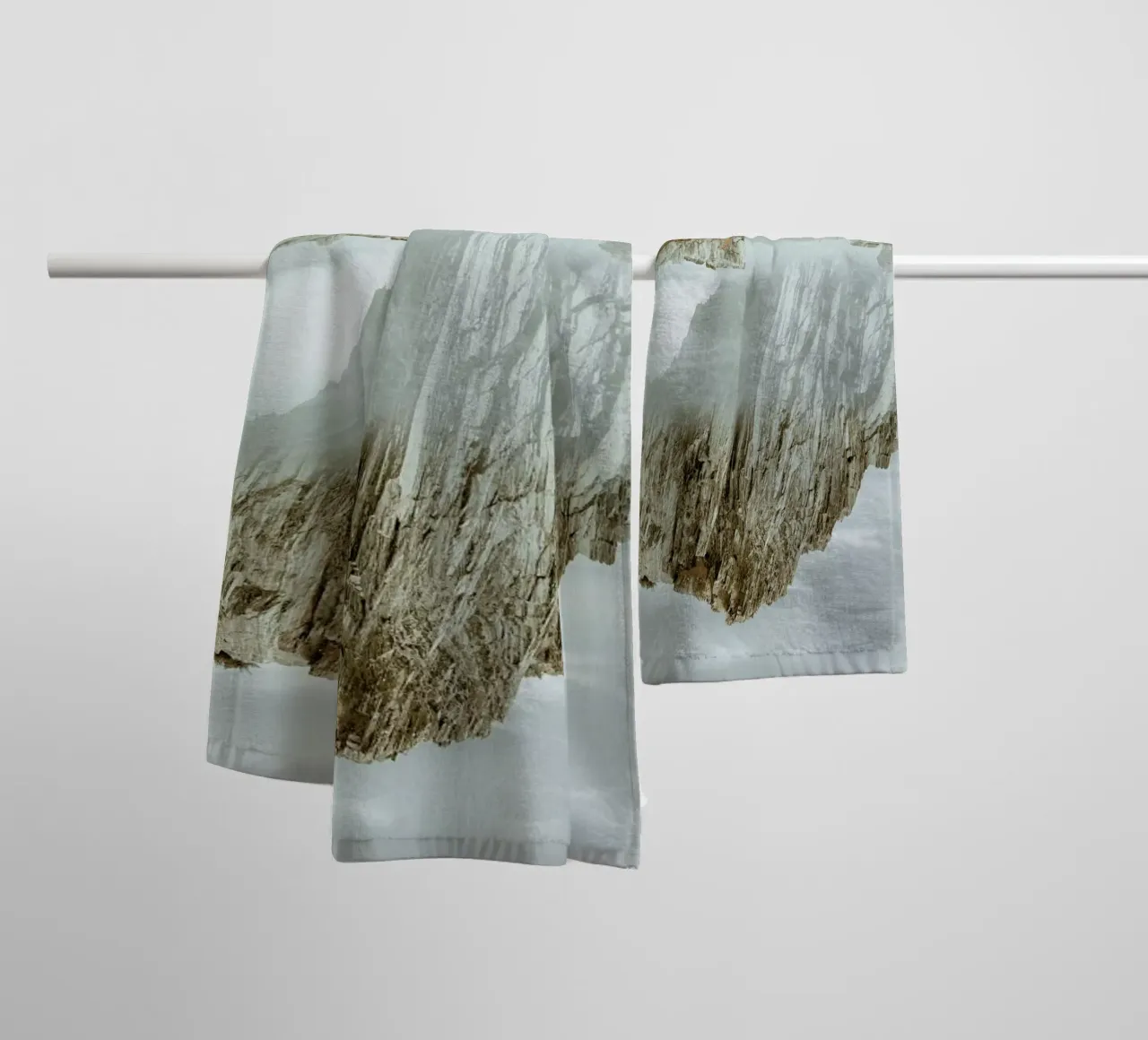 Rocks in Reflection asciugamano da bagno da METROPOLIS