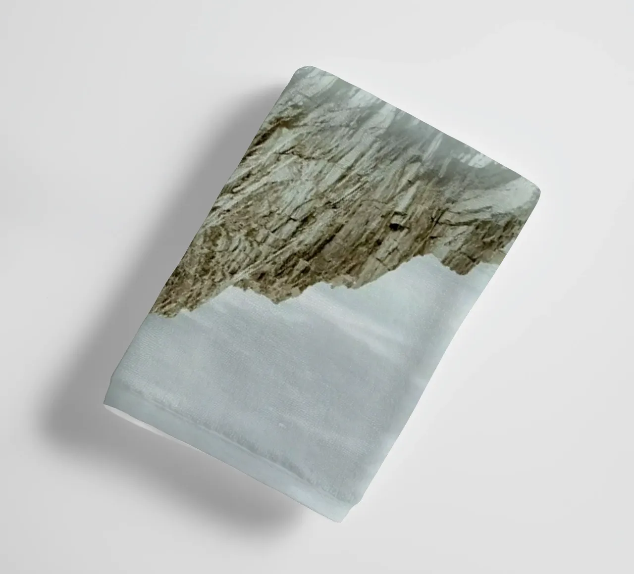 Rocks in Reflection asciugamano da bagno da METROPOLIS