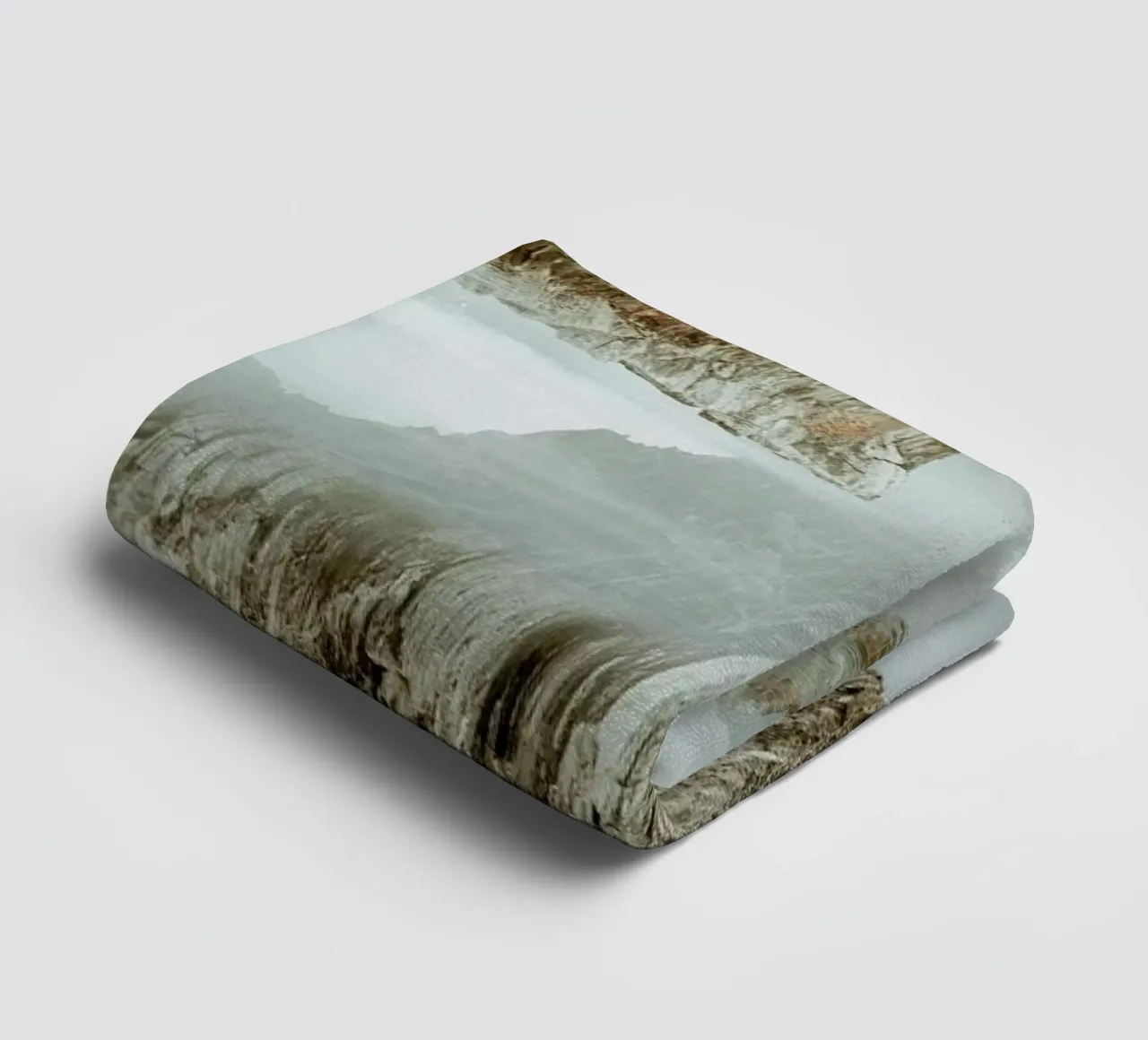 Rocks in Reflection asciugamano da bagno da METROPOLIS