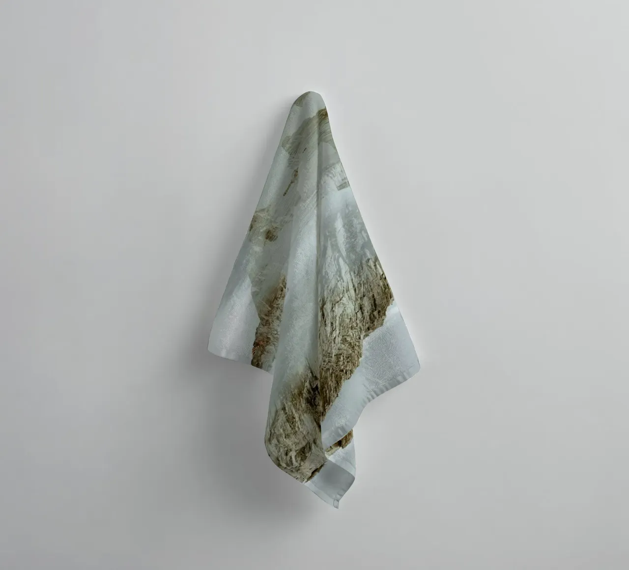 Rocks in Reflection asciugamano da bagno da METROPOLIS