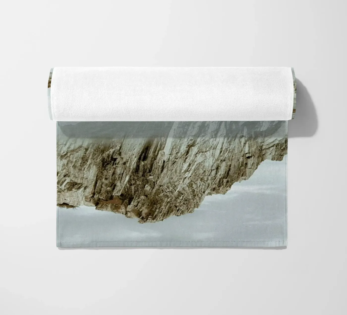 Rocks in Reflection telo mare da METROPOLIS