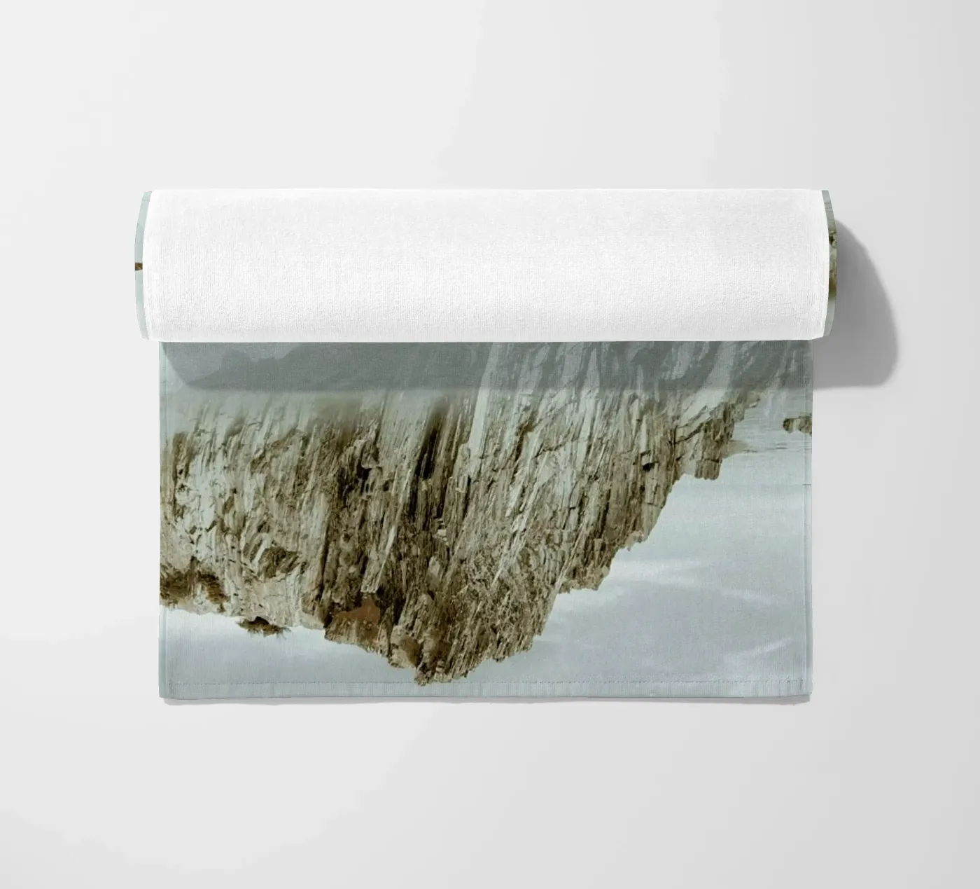 Rocks in Reflection telo mare da METROPOLIS