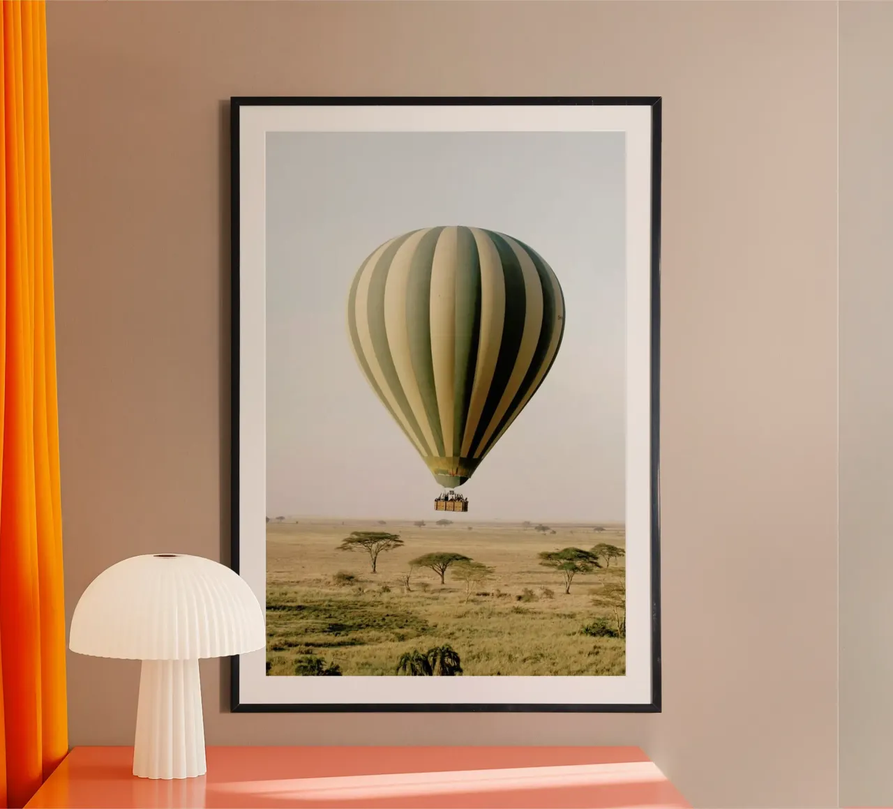 Hot Air Balloon Safari poster con telaio in plastica da METROPOLIS