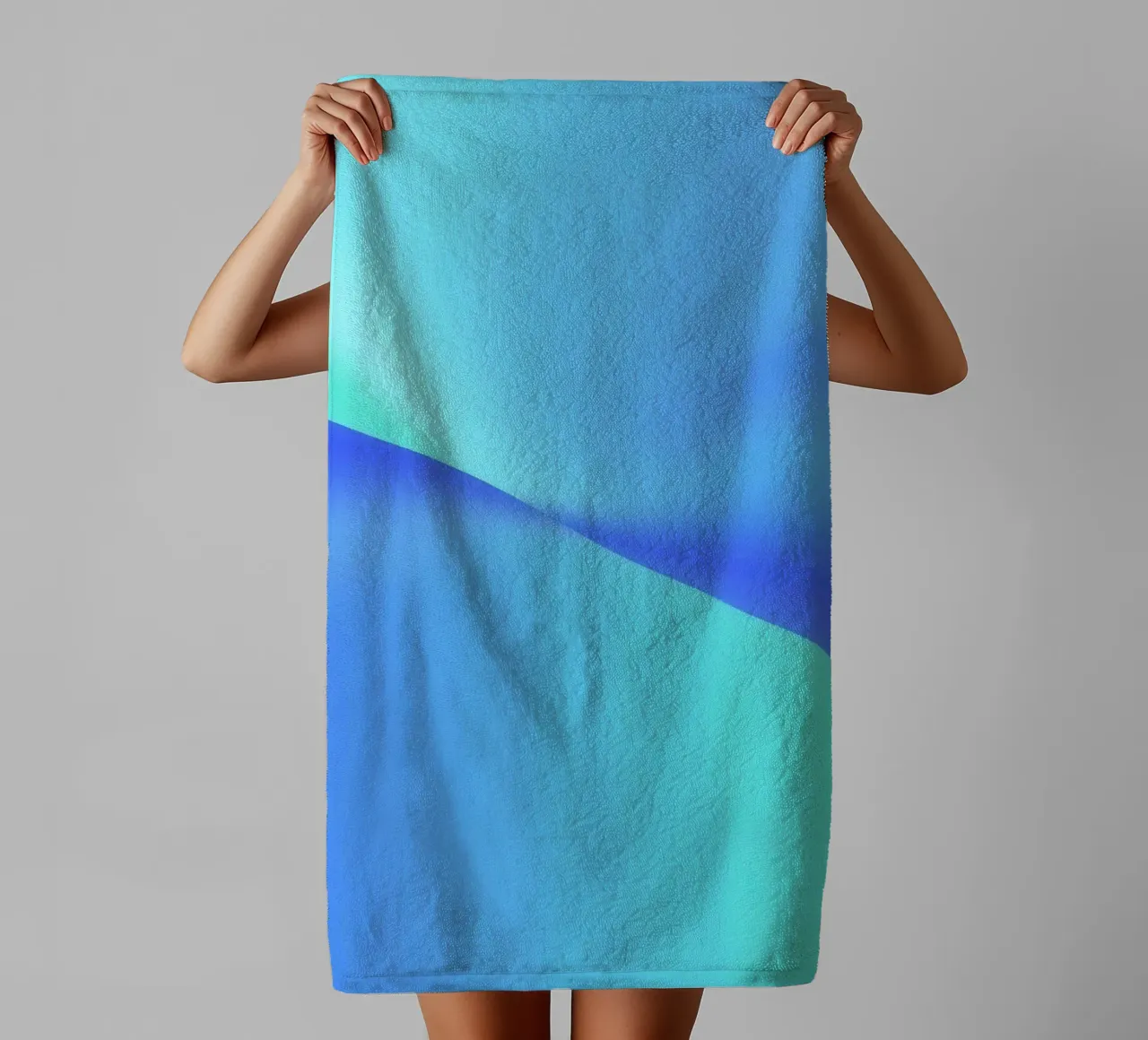 Vloeiend abstract ontwerp in blauwtinten met golven badhanddoek van DesignDoodle