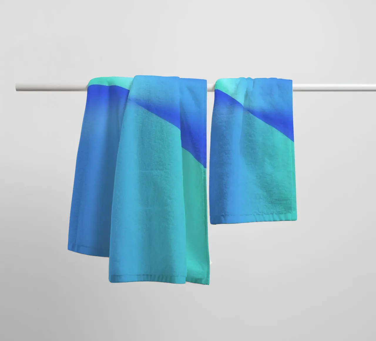 Vloeiend abstract ontwerp in blauwtinten met golven badhanddoek van DesignDoodle