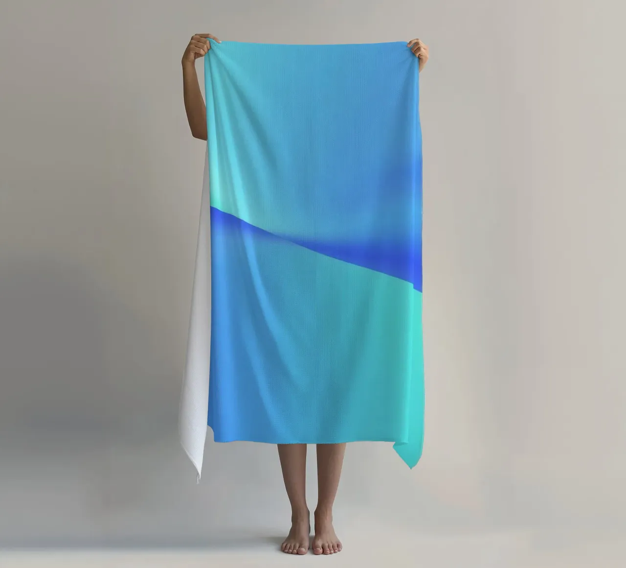 Vloeiend abstract ontwerp in blauwtinten met golven strandhanddoek van DesignDoodle