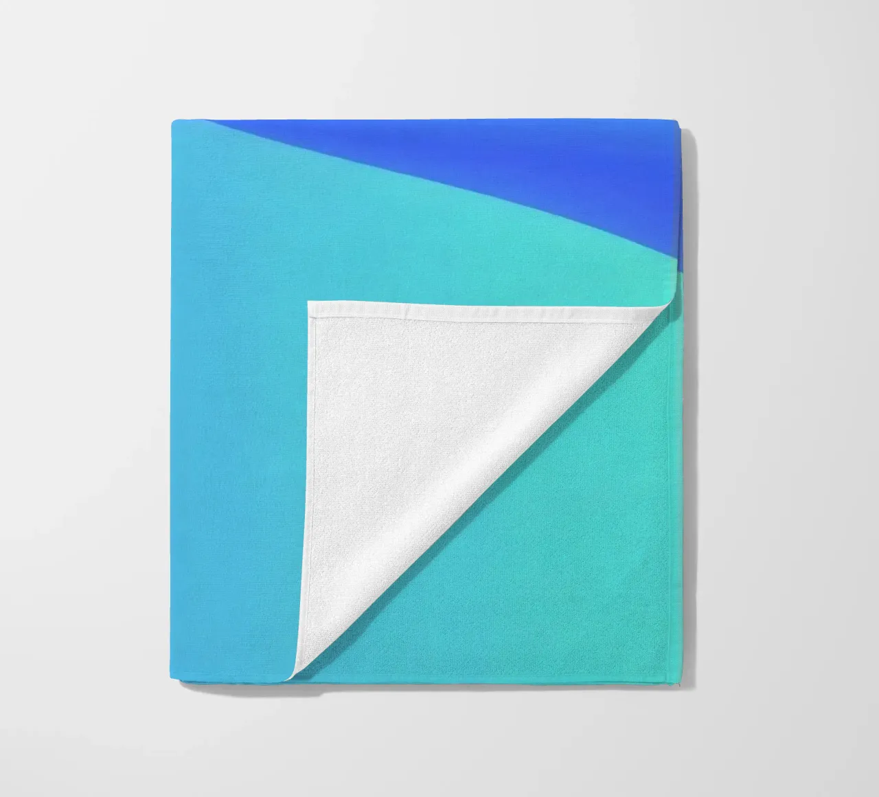 Vloeiend abstract ontwerp in blauwtinten met golven strandhanddoek van DesignDoodle
