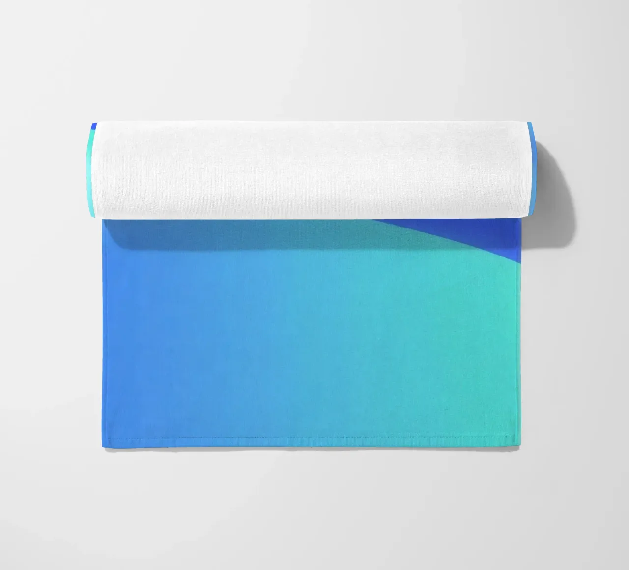 Vloeiend abstract ontwerp in blauwtinten met golven strandhanddoek van DesignDoodle