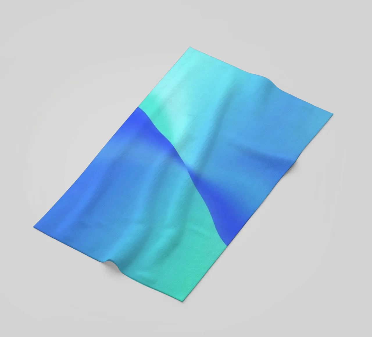 Vloeiend abstract ontwerp in blauwtinten met golven strandhanddoek van DesignDoodle