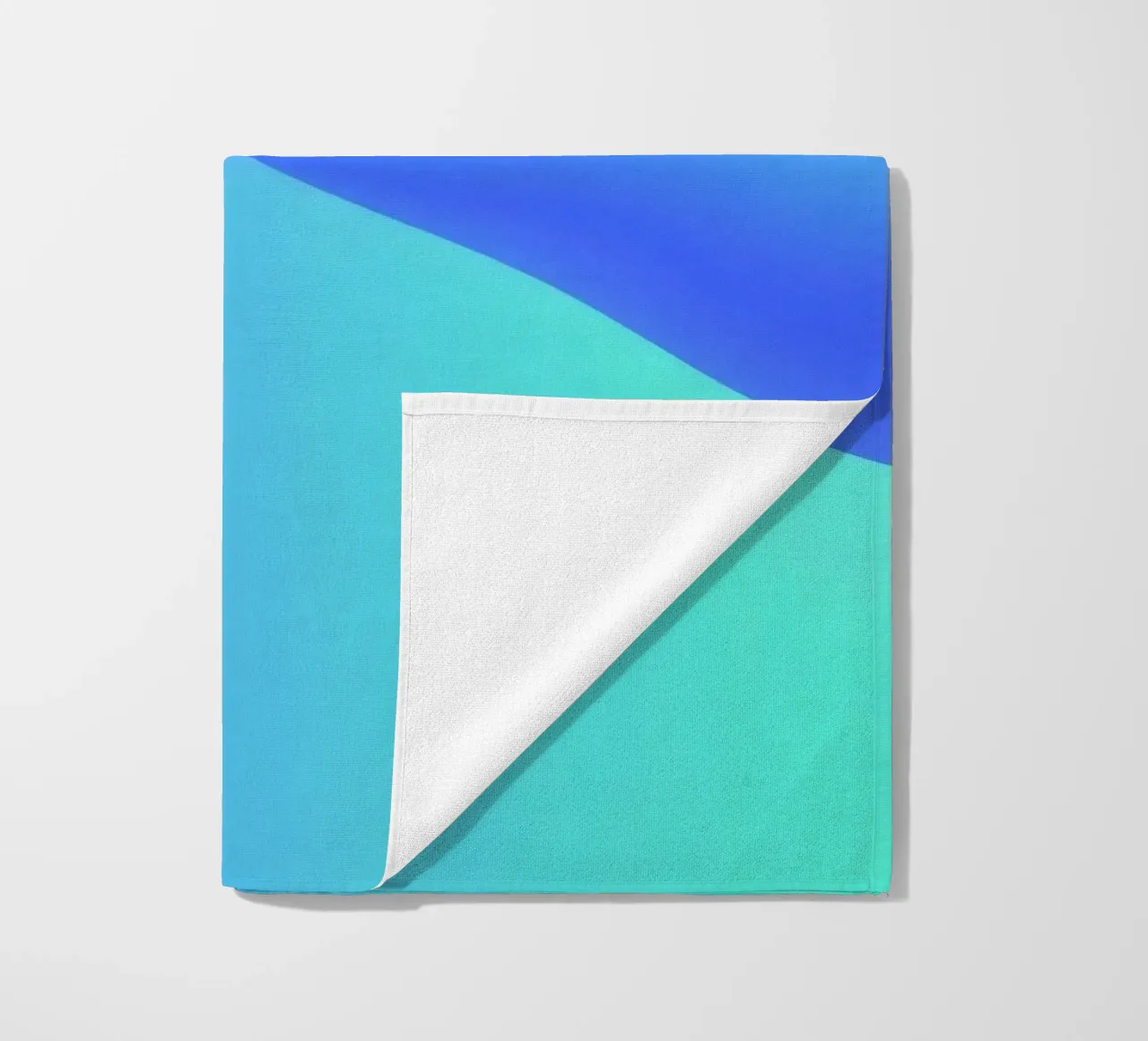 Vloeiend abstract ontwerp in blauwtinten met golven strandhanddoek van DesignDoodle