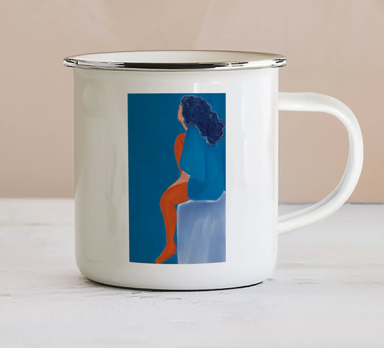 Woman in blue and red tazza in smalto da tainah negreiros