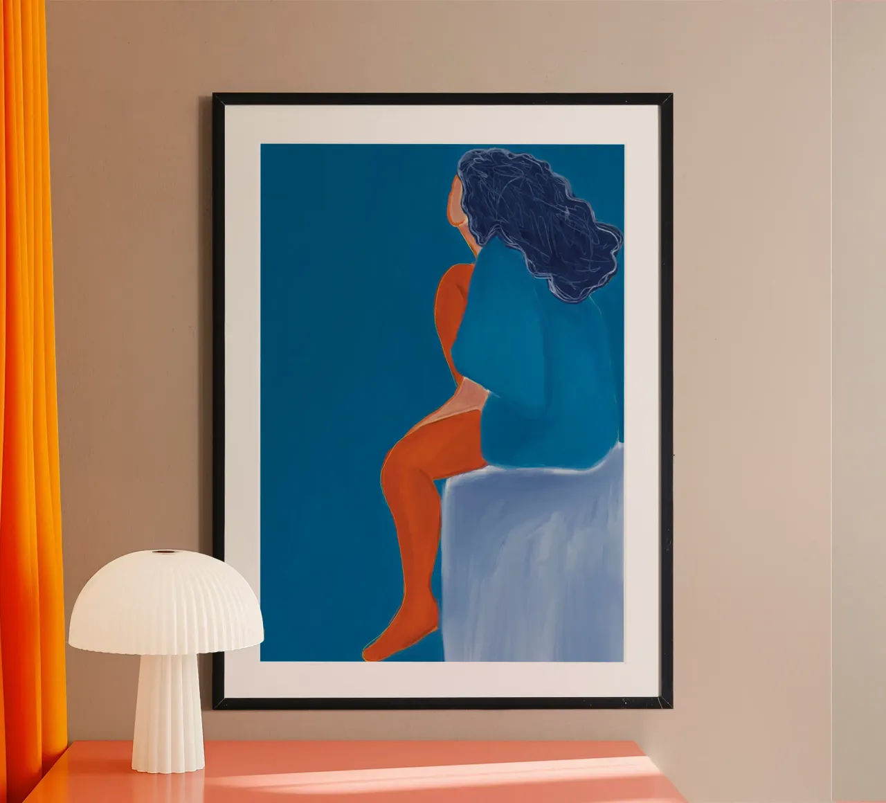 Woman in blue and red poster con telaio in legno da tainah negreiros