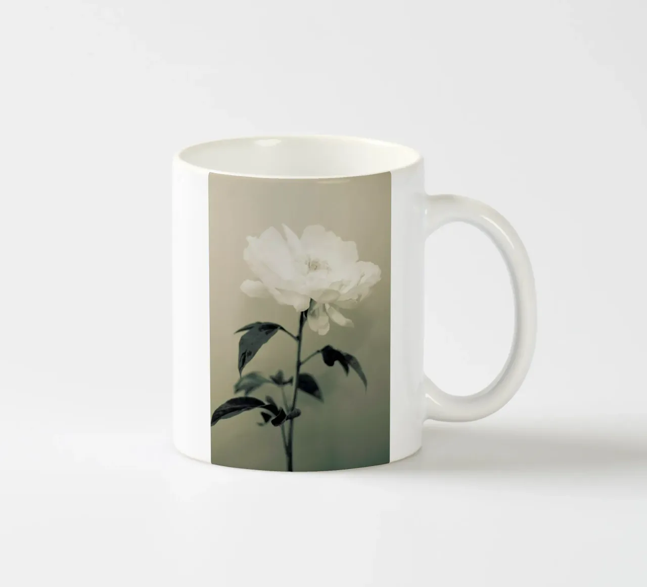 Peony stilllife tazza in ceramica da Leigh Viner