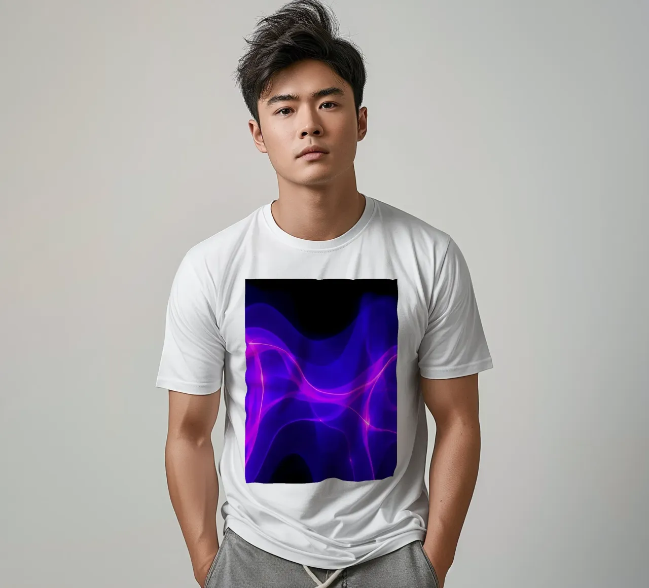 violette Lichtwellen erzeugen ein faszinierendes abstraktes Design T-Shirt von DesignDoodle