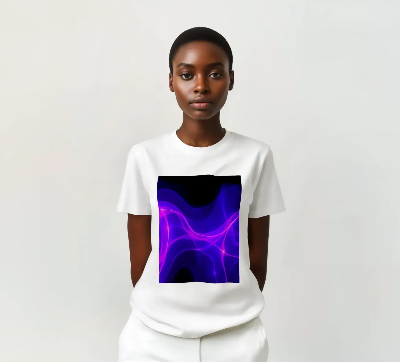 violette Lichtwellen erzeugen ein faszinierendes abstraktes Design T-Shirt von DesignDoodle