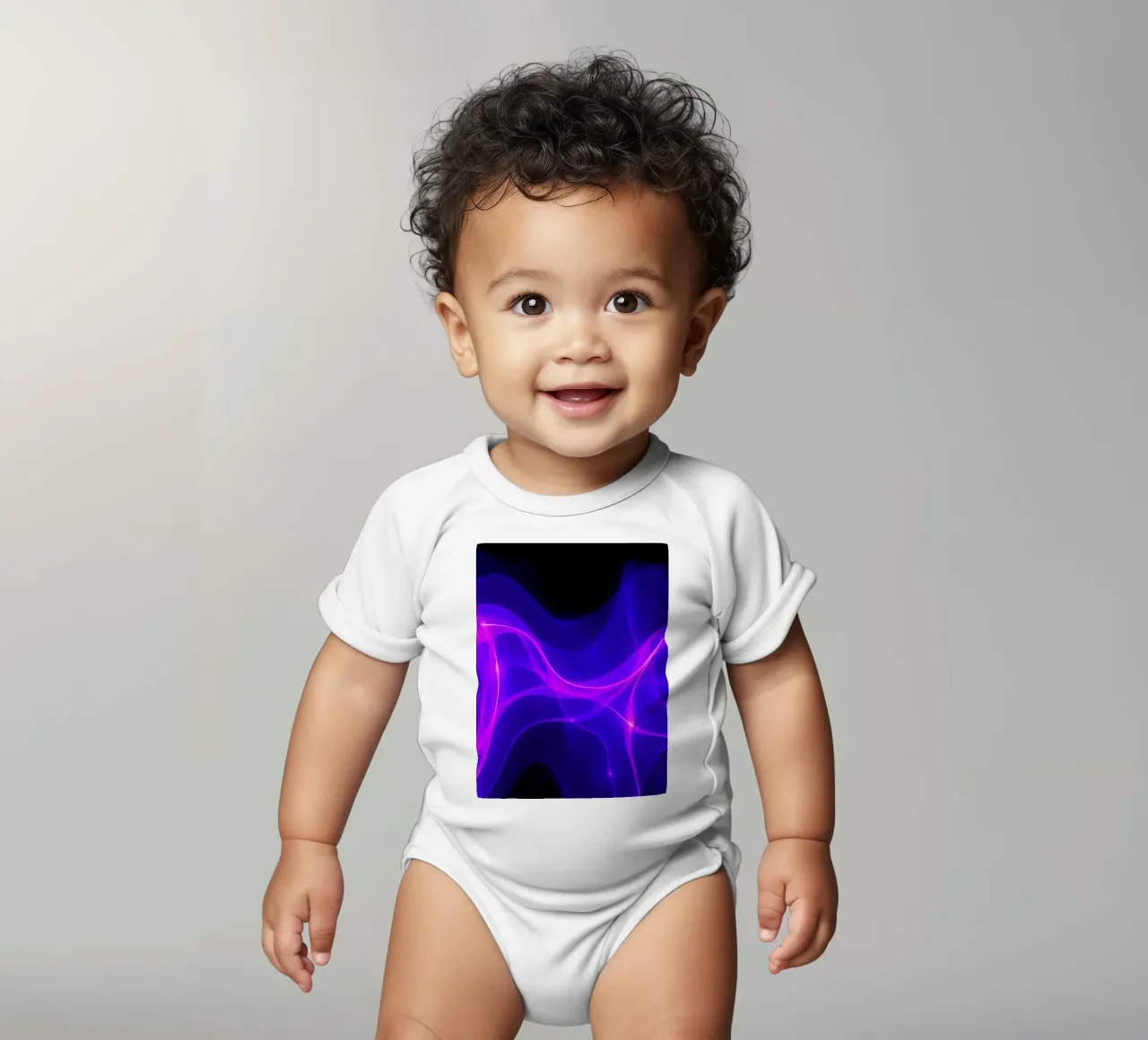 violette Lichtwellen erzeugen ein faszinierendes abstraktes Design Kurzarm Babybody von DesignDoodle
