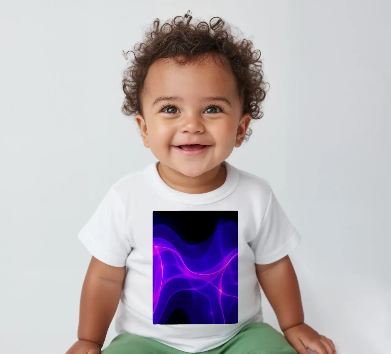 le onde di luce viola creano un ipnotico disegno astratto maglietta neonato da DesignDoodle